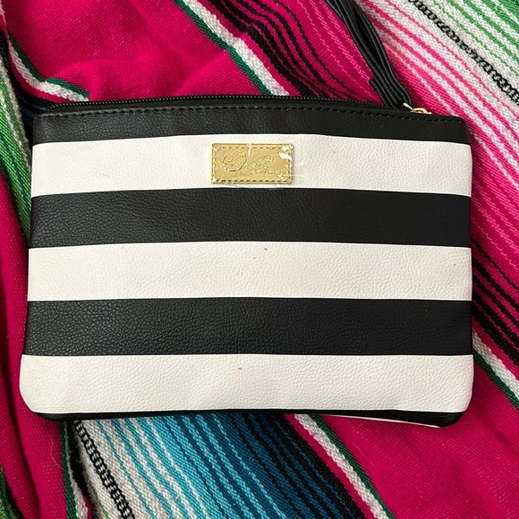 Betsey Johnson Signature Black & White Striped Luv Betsey Crossbody Wristlet - Picture 2 of 5